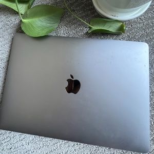 MacBook Pro 13" 1.4GHz Quad Core Intel Core i5 8GB 2133MHz Intel Iris Plus Graph
